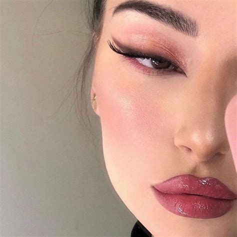 𝐇𝐢𝐠𝐡 𝐅𝐚𝐬𝐡𝐢𝐨𝐧 𝐏𝐨𝐬𝐭 on Instagram: “makeup glam” Bold Makeup, Eye Makeup, Hair Makeup, Classy ...