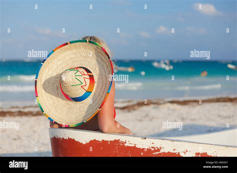 Woman mexico sombrero beach hi-res stock photography and images - Alamy