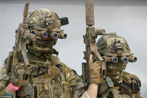 Ukrainian special forces with GPNVG-18 quad-lens night vision goggles - 9GAG