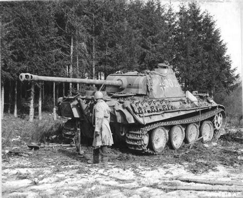 [Photo] US Army officer standing next an abandoned German Panzer V Panther tank, 1944-1945 ...