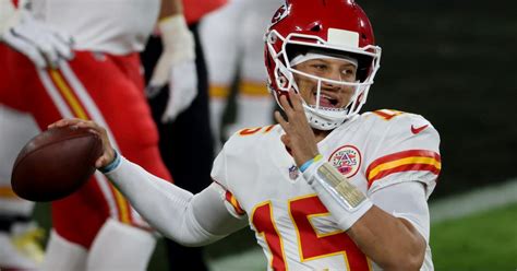 Patrick Mahomes fastest to 10,000 passing yards in NFL history ...