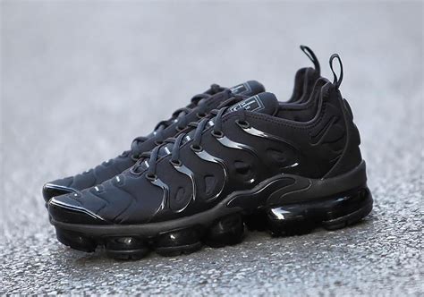 Nike Vapormax Plus "Triple Black" Detailed Look | SneakerNews.com