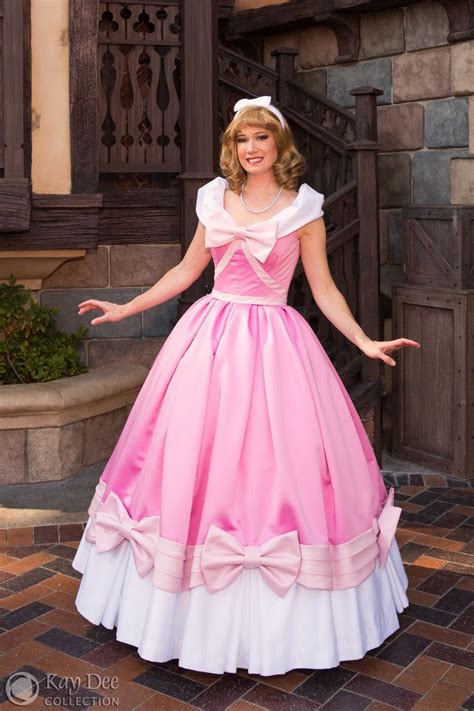 Cinderella Cosplay! FAVORITE Disney dress right here!!! Disney Cosplay ...