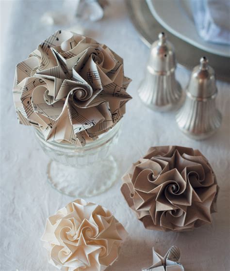 Create these origami spiral star spheres as a beautiful touch to your Christmas table. Handmade ...