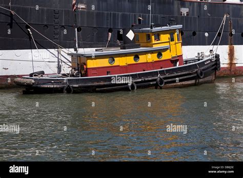 Old tugboat in the East River,New York City Stock Photo - Alamy