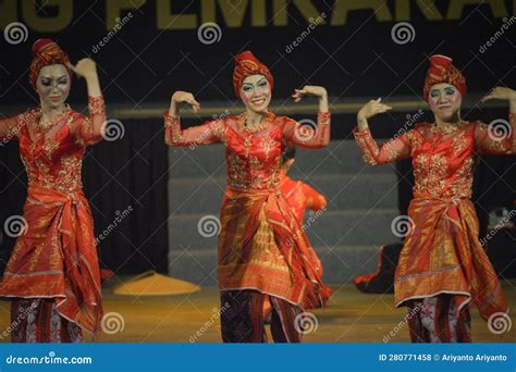 West Sumatra Province Dance Performance at Parade Tari Nusantara 2014 ...