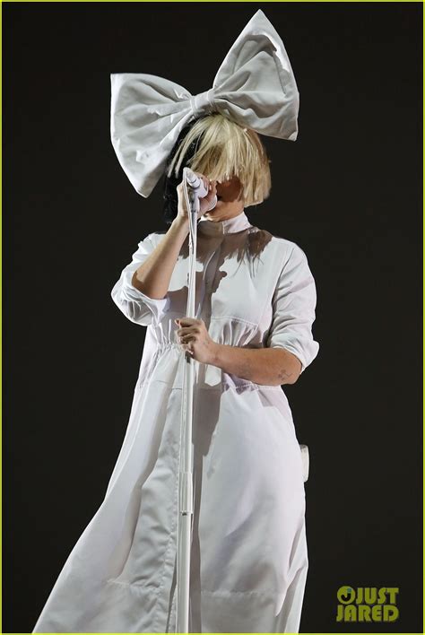 Sia's Face Accidentally Revealed During Concert: Photo 3690078 | Sia ...