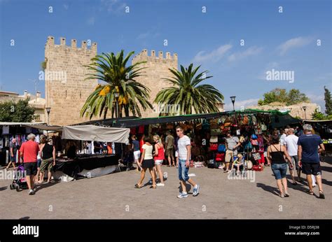 Market day in the old town of Alcudia, Mallorca Stock Photo - Alamy