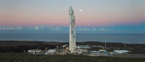 SpaceX Falcon 9 at launch pad : r/WidescreenWallpaper