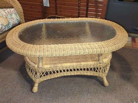 GLASS TOP PATIO COFFEE TABLE - Isabell Auction
