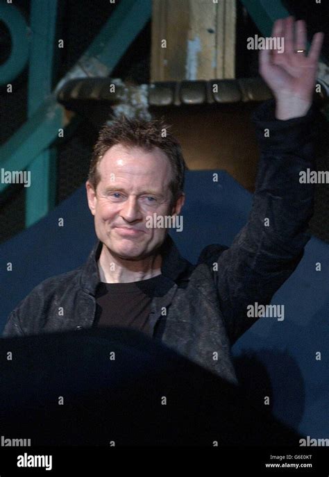 Celebrity smiling waving pop star musician hi-res stock photography and images - Alamy