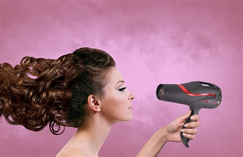 Ces 4 astuces pour se sécher les cheveux sans les abîmer | CNEWS