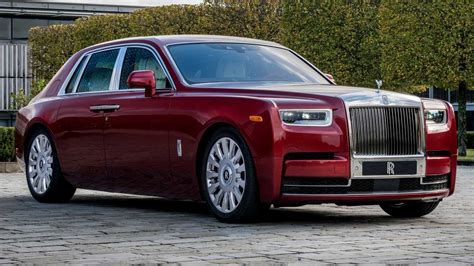 Rolls-Royce Red Phantom Has Tiny Crystal Particles In Its Paint