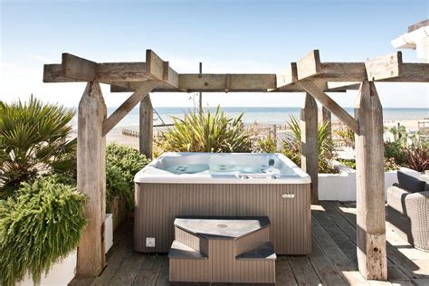 Beach Houses with HOT TUBS, 90 mins from London.