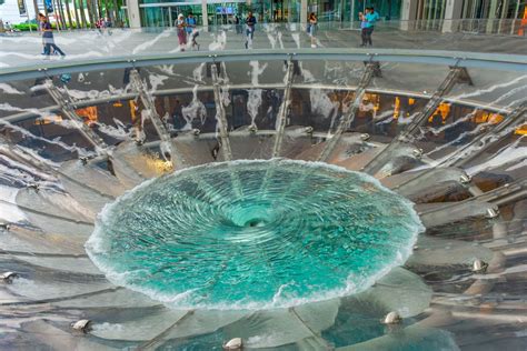 "Rain Oculus" Is a Giant and Mesmerizing Water Feature