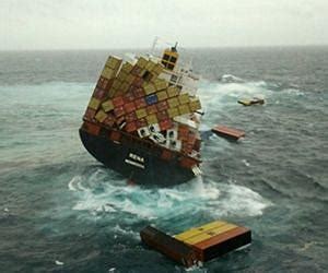 Salvage crew lands on 'creaking' N.Z. oil slick ship