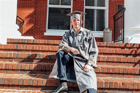 David Crockett High School Graduation Senior Photos | Class of 2022 | Graduation portraits ...