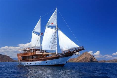 Kapal Phinisi Helena - The Luxury Komodo Tour