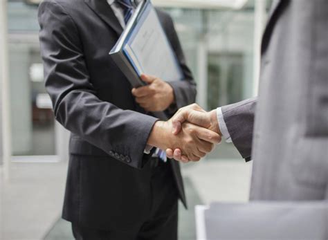 6 Revealing Things Your Handshake Says About Your Personality