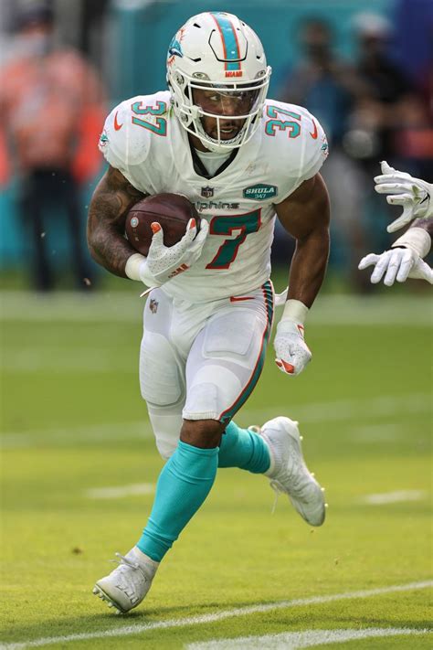 Dolphins RB Myles Gaskin placed on IR with knee injury | The Seattle Times