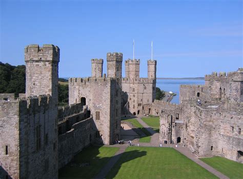 File:Caernarfon castle interior.jpg - Wikipedia