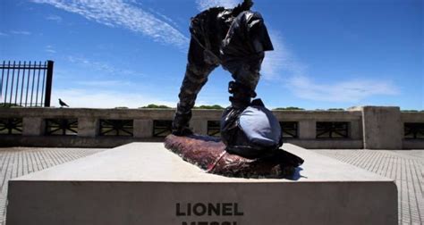 Statue of Lionel Messi in Buenos Aires cut in half