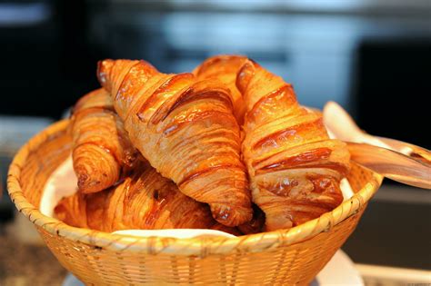 Croissant é uma palavra francesa que significa crescente. Identifica um pão característico, de ...
