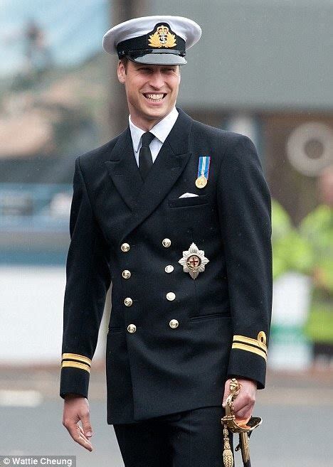 Prince William in uniform - So handsome! Looks just like his Mum! Prince William Family, Prince ...