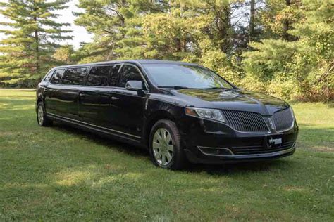 Lincoln MKT Stretch Limo (Black) - Rockstarz Limo