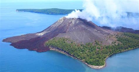 Indonesia: tsunami innescato dall'eruzione del vulcano Krakatoa