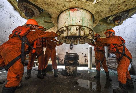 Life of Chinese well-drilling workers on offshore oil platform in South ...