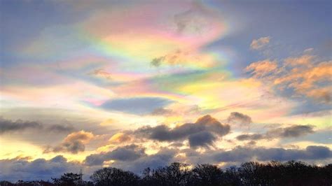 Rare 'rainbow cloud' spotted in UK skies - BBC Weather