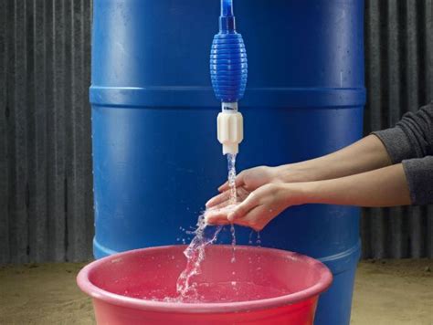 Portable faucet that delivers running water from any bucket - Homecrux