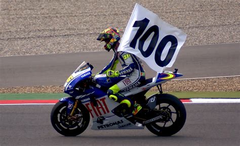File:Valentino Rossi vittoria 100.jpg - Wikipedia