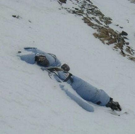 Over 200 dead bodies lay along the routes to the top of Mount Everest ...