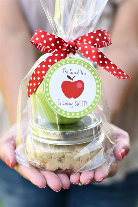 Caramel Apple Teacher Gift Idea - The Crafting Chicks