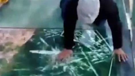 Tourists terrified of cracking glass bridge prank | Metro Video