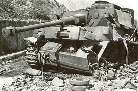 Destroyed Panzer IV tank "lang" 40 | World War Photos