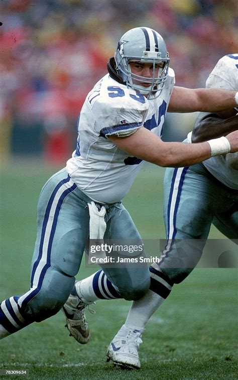 Center Mark Stepnoski of the Dallas Cowboys looks to block against... News Photo - Getty Images