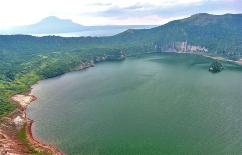 Taal Volcano in the Philippines: Danger, beauty -- and golf! | CNN