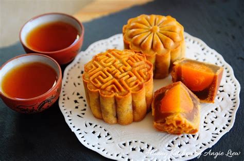 Mini Lotus Paste Mooncakes Recipe 迷你莲蓉月饼 | Huang Kitchen | Recipe | Moon cake, Mooncake recipe ...