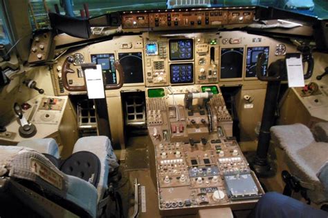 Boeing 757-200 flight deck | Flight deck, Cockpit, Military aircraft