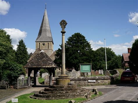 Shere © Peter Trimming cc-by-sa/2.0 :: Geograph Britain and Ireland