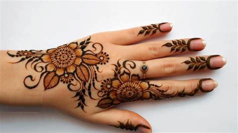 Easy and Cute Floral Mehndi Design for Christmas - Crayon