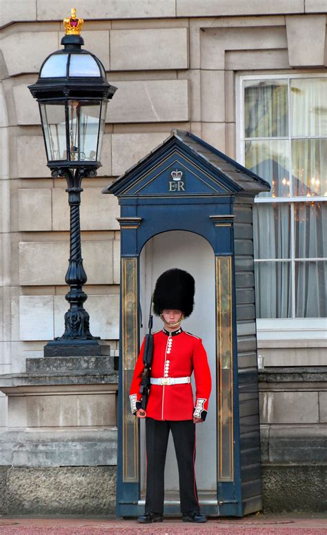 Queens Guard, Buckingham Palace. Photo by Mike Cano #mikecanophoto ...