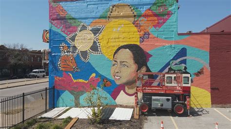 Hispanic artists create mural in St. Louis for heritage month | ksdk.com