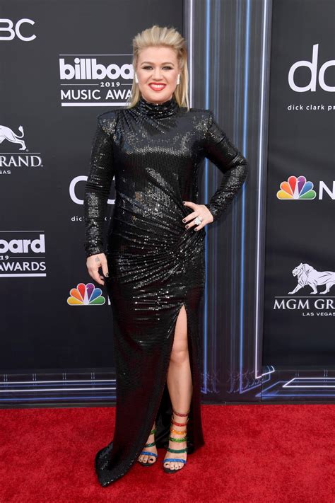 2019 Billboard Music Awards: Kelly Clarkson Red Carpet Photos