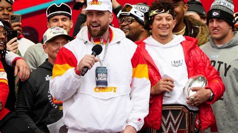 What did Patrick Mahomes and Travis Kelce do at Chiefs Super Bowl parade?