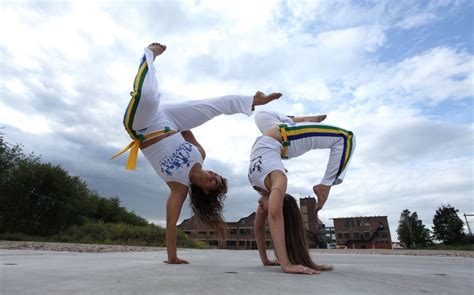 Capoeira+Girls | Brazilian Capoeira Dancer Women, Natal City Capoeira Girl, Tai Chi, Capoeira ...