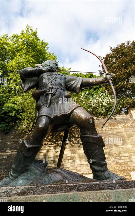 Bronze robin hood statue nottingham hi-res stock photography and images ...